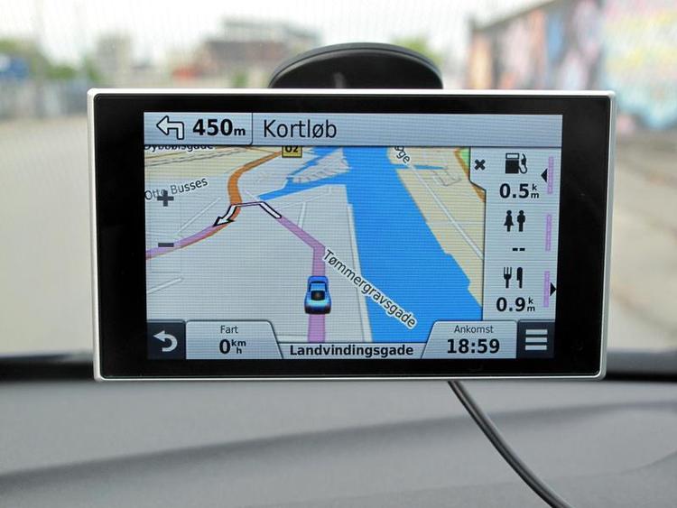 Blank. Skærmen er næsten som på en IPhone. Det giver en del reflekser. 