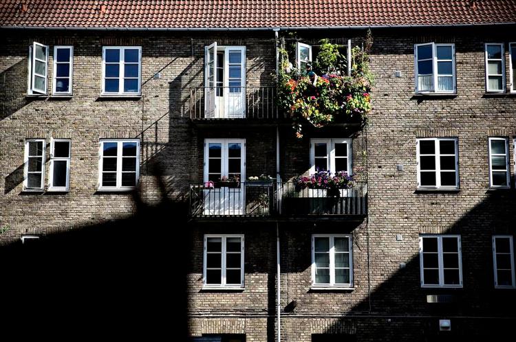 Altankasse. Tæt på 60 altanejere deltog i konkurrencen om at vinde DM i altankasse. Læs videre og se hvilken plads denne blomstrende og  farverige altan fik. 