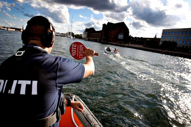 Fartsyndere. Politiet har ikke deres egne både, når de patruljerer.De låner dem af Københavns Havn. 
