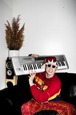 retro. Marvelous Mosell alias Morten Sell er en ny dansk rapper, der har skabt et musikalsk 80'er-univers med legetøj fra sin egen barndom 