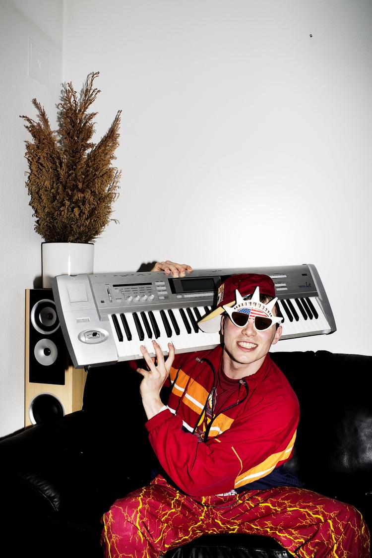 retro. Marvelous Mosell alias Morten Sell er en ny dansk rapper, der har skabt et musikalsk 80'er-univers med legetøj fra sin egen barndom 