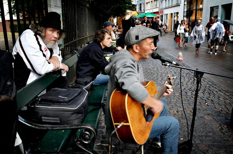 musikanter. Gian Paulo spiller VH1. Peter Jones synger egne sange. 
