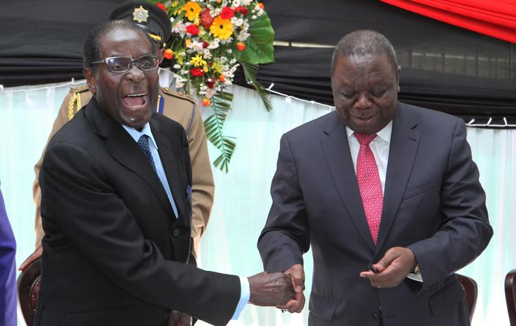 Kamphaner. Robert Mugabe (tv.) har siddet på magten i Zimbabwe siden 1980, og ser ud til at blive ved med det. Hans udfordrer Morgan Tsvangirai (th.) er utilfreds med, hvordan valget er forløbet. 
