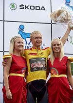 svært. Magnus Cort Nielsen hyldes mellem kyssepigerne som den samlede førende i Post Danmark Rundt. 