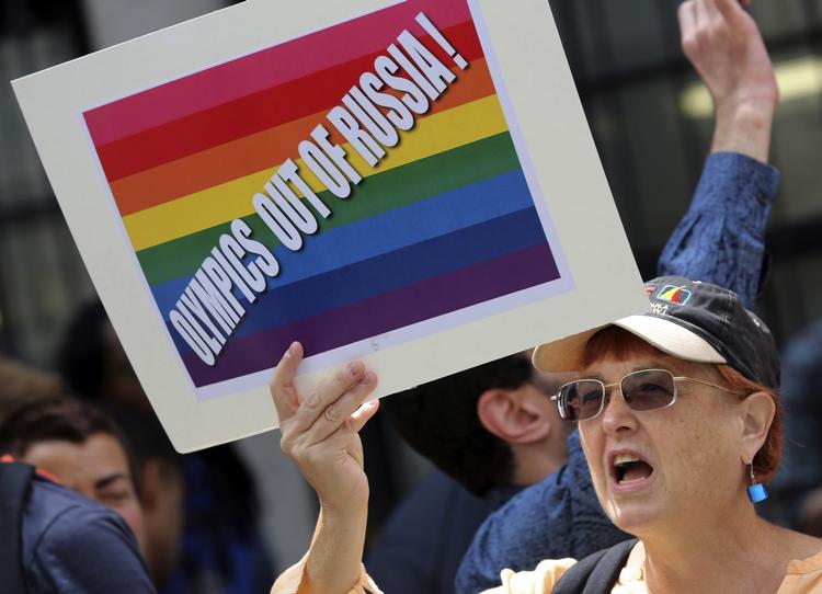 bøsse-had. Modstandere af Ruslands hårde love mod seksuelle minoriteter demonstrerer foran det russiske konsulat i New York. 