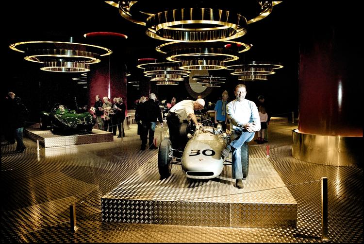 Markedslogik. Vi har kunnet opleve udstillinger af racerbiler eller blomster, som ikke hører til på statsstøttede kunstmuseer. Det fænomen kaldes oplevelsesøkonomi, og det hører ikke hjemme i kunstens verden, skriver Wallner og Weiss. 