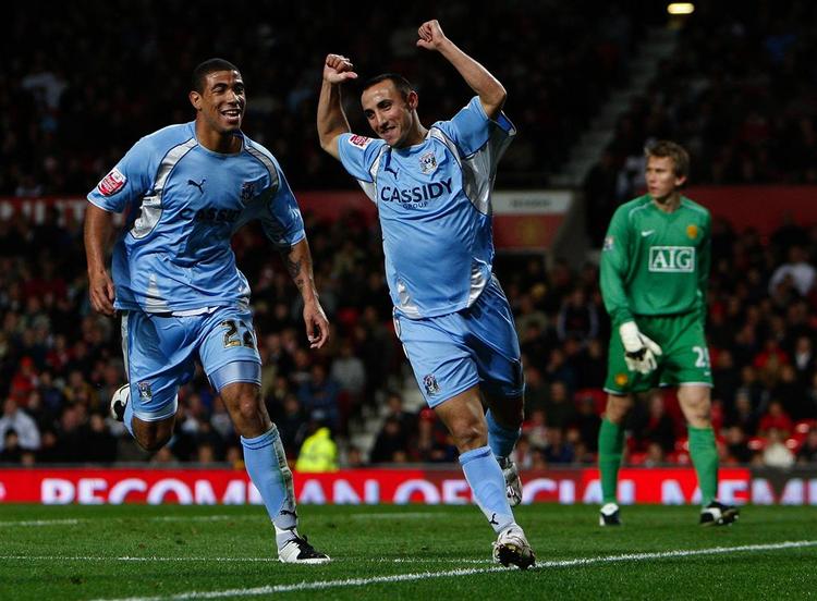 himmelblå. Coventry City er en af de klubber, der med 33 år har haft det længsvarende ophold i den bedste række mellem 1967 og 2001, hvor klubbens nedtur begyndte. 