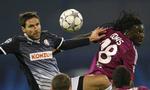 solgt. Bafetimbi Gomis (th) forsøger sig på mål i en kamp for Lyon i Champions League i 2011. 