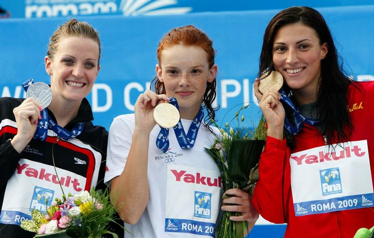 BESEJRET. I 2009 satte Annamay Pierse (tv.) verdensrekord i 200 meter brystsvømning i semifinalen, men tabte i finalen til Nadja Higl (i midten), mens Mirna Jukic (th) vandt bronze. 