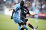 Duel. Adama Guira (Sønderjyske 18) og Marco Tejmer Larsen FCM. 
