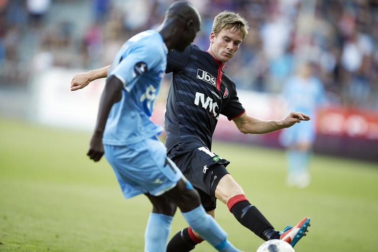 Duel. Adama Guira (Sønderjyske 18) og Marco Tejmer Larsen FCM. 