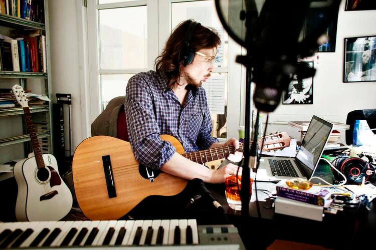 Gearskifte. Kristian Leth tager guitaren i brug, når han går død i skrivearbejdet. 