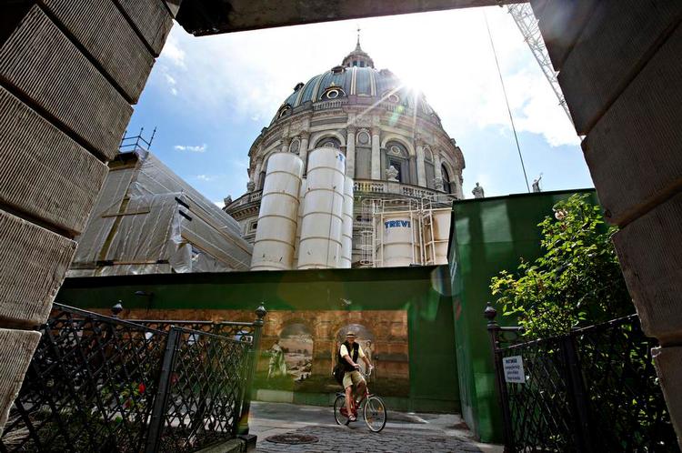 Stop. Natur- og miljøklagenævnet har som følge af naboklager midlertidigt stoppet døgnarbejdet ved Marmorkirken. Flere naboklager er på vej. Det kan forsinke Cityringen 