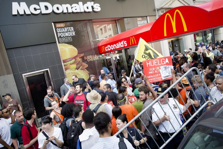 Fattige. I USA tjener 28 millioner mennesker mindre end 10 dollar i timen. 