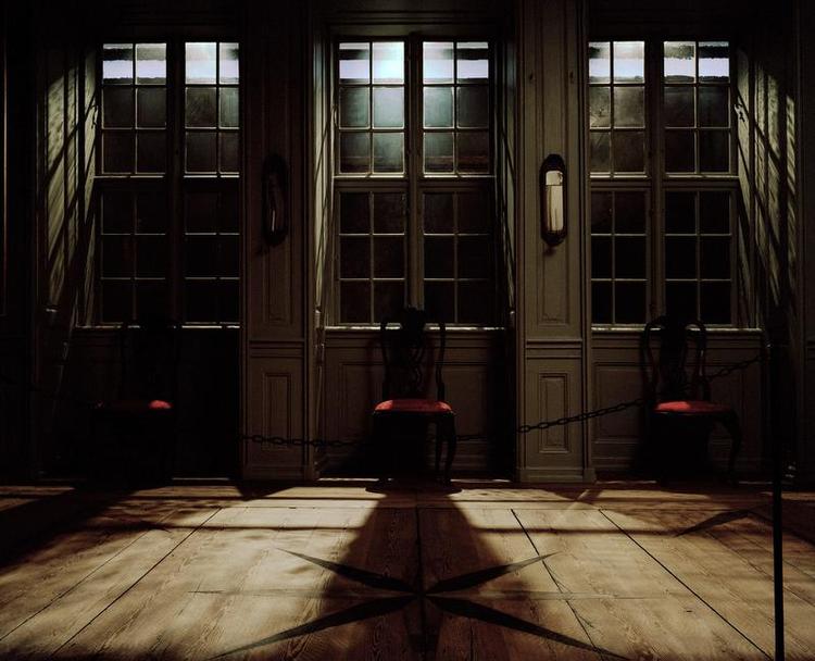 I Lykke Andersens tyste fotografi træder stolene frem som skuespillere på en stille scene, og udstillingens overskrift er da også 'Quiet Scenery'. 