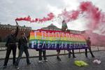 Protest. Aktivister for homoseksuelles rettigheder holder et banner op imod »homofobi - bøllernes religion« under en demonstration i juli. Flere blev anholdt. Og det er da også blevet væsentligt mere usikkert og farligt at være en seksuel minoritet i Rusland. 