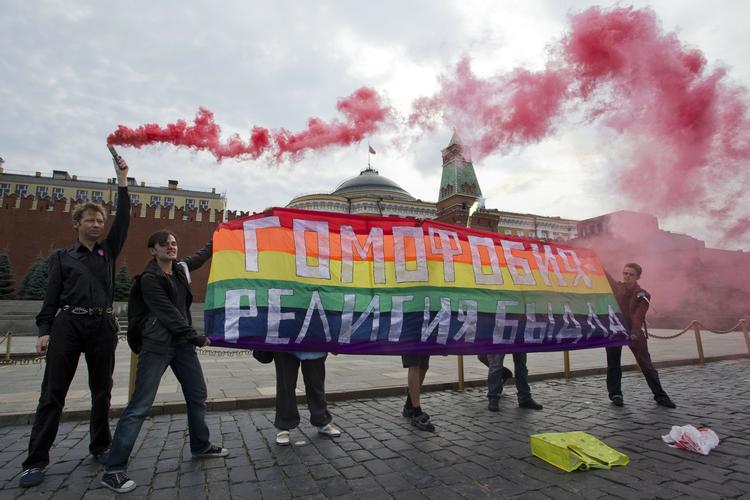Protest. Aktivister for homoseksuelles rettigheder holder et banner op imod »homofobi - bøllernes religion« under en demonstration i juli. Flere blev anholdt. Og det er da også blevet væsentligt mere usikkert og farligt at være en seksuel minoritet i Rusland. 
