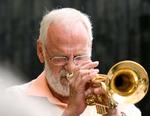 jazzforvalter. Theis Jensen var solgt til stanglakrids, da han som ung hørte Louis Armstrong. 