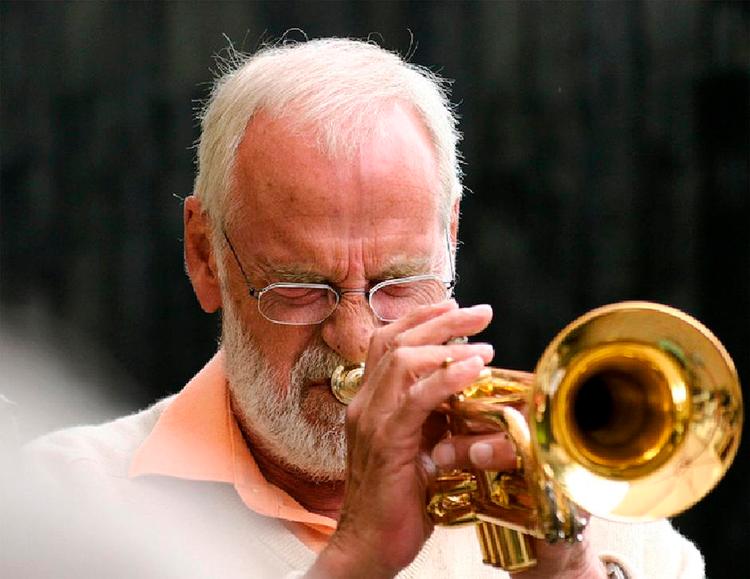 jazzforvalter. Theis Jensen var solgt til stanglakrids, da han som ung hørte Louis Armstrong. 