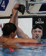 VM. Lotte Friis løfter Katie Ledeckys arm, efter at amerikanere tog guld foran den danske svømmer. 