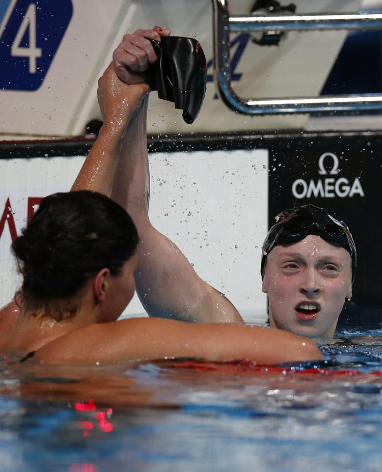 VM. Lotte Friis løfter Katie Ledeckys arm, efter at amerikanere tog guld foran den danske svømmer. 