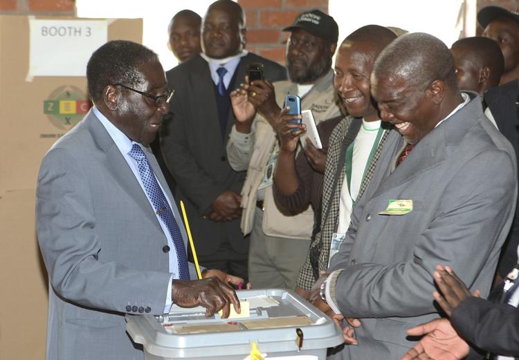 MAGTHAVER. Mugabe blev premierminister i 1980 og præsident i 1987. 