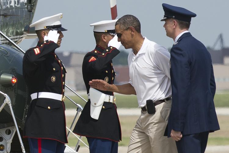 Fødselar. Obama har tilbragt weekenden i Camp David, som han her er på vej til, men er løbende blevet underrettet om udviklingen af sine mange rådgivere og ministere. I dag fejrer han i øvrigt sin 52 års fødselsdag. 