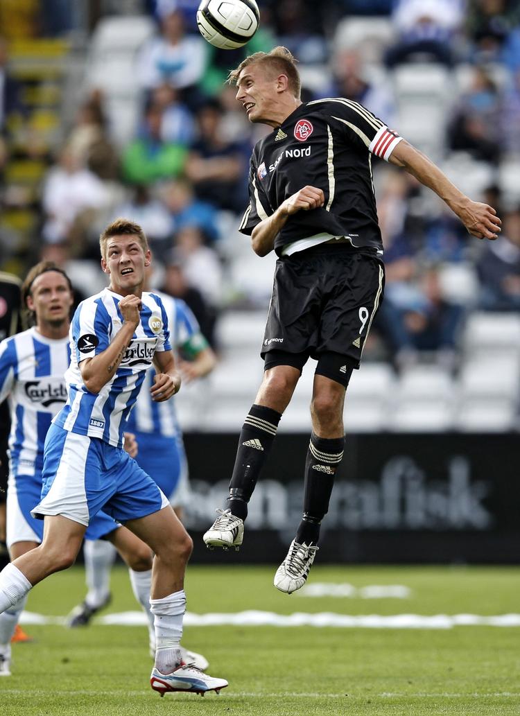 forlængelse. Veteranen Thomas Augustinussen (th) fortsætter karrieren i hjerteklubben AaB. 