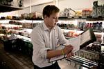 Selvstændig. Mikkel Hartwich har selv fundet job som butikselev i Eurospar og overnatter for tiden i forældrenes lejlighed, fordi han passer katte. Efter at børnehjemmet lukkede, har han følt sig ladt i stikken af kommunen. 
