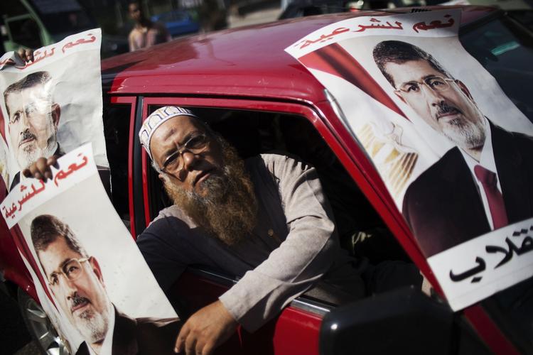 Kup. En mand viser i Kairo sin åbenlyse støtte til den afsatte Mohammed Morsi. 