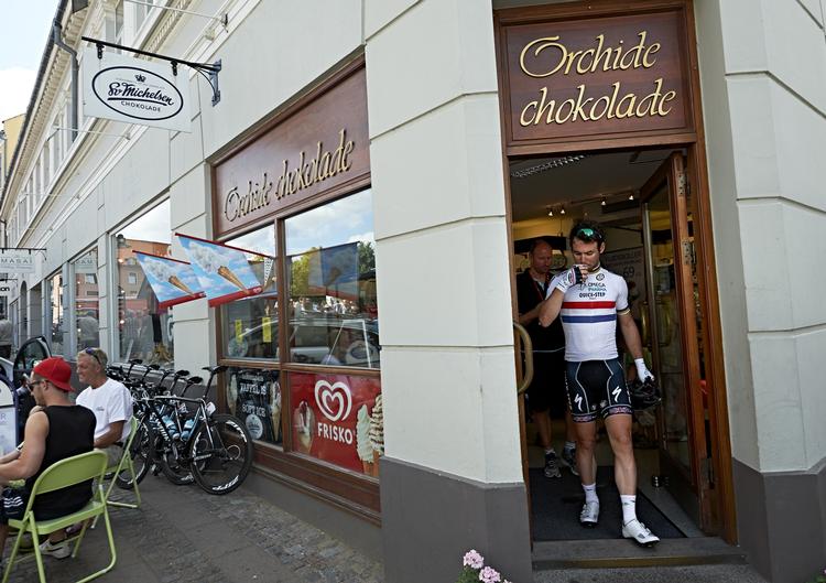 sprintsejr. Den senere vinder af sidste etape af Danmark Rundt, Mark Cavendish, var ikke mere nervøs, end at han lige måtte købe sig en flødebolle et minut, før etapen blev skudt i gang. 