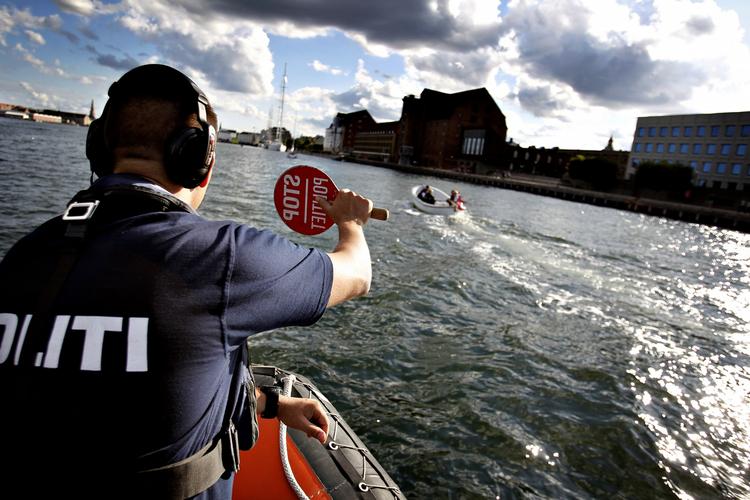 havneræs. Politiet på patrulje efter fartsyndere i Københavns Havn. 