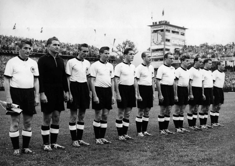 speed. Det vesttyske hold poserer før VM-finalen i 1954 mod Ungarn. Tyskerne vandt blandt andet ved hjælp af indsprøjtninger med amfetamin, afslører doping-rapport. 