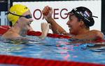 VERDENSMESTER. I 50 meter fri vandt Ranomi Kromomidjojo (th.) Hollands første guldmedalje i Barcelona foran australieren Cate Campbell. 