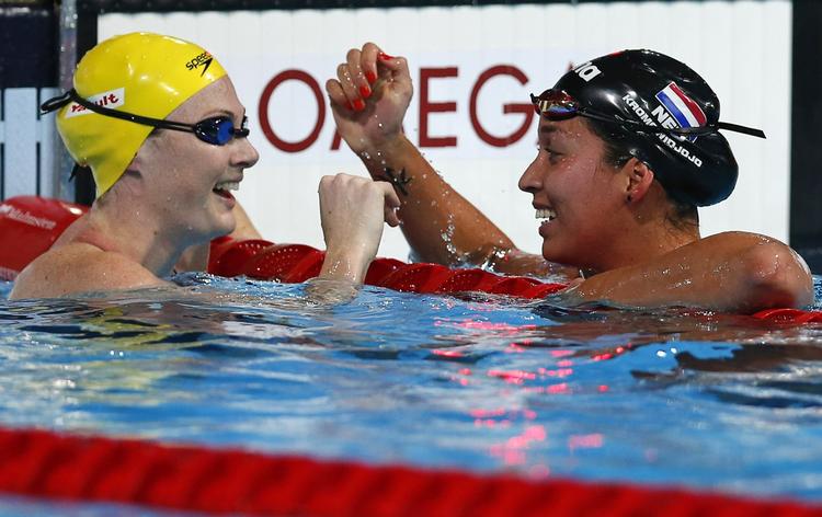 VERDENSMESTER. I 50 meter fri vandt Ranomi Kromomidjojo (th.) Hollands første guldmedalje i Barcelona foran australieren Cate Campbell. 