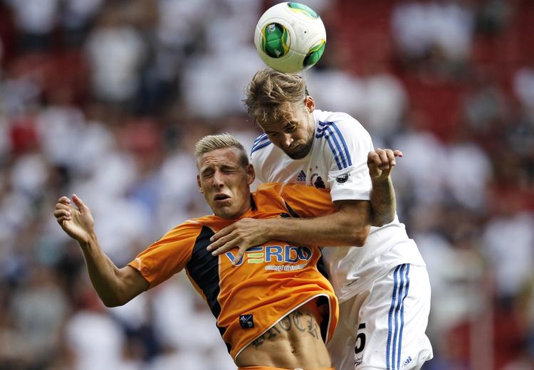 Superliga. FC Københavns Olof Mellberg og Randers FCs Nicolai Brock-Madsen i duel i Parken. 