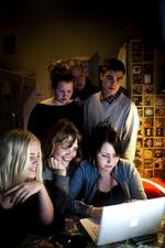 Overraskelse. De unge blander i lige så høj grad deres nyhedsforbrug mellem gamle og digitale medier som deres forældre. 