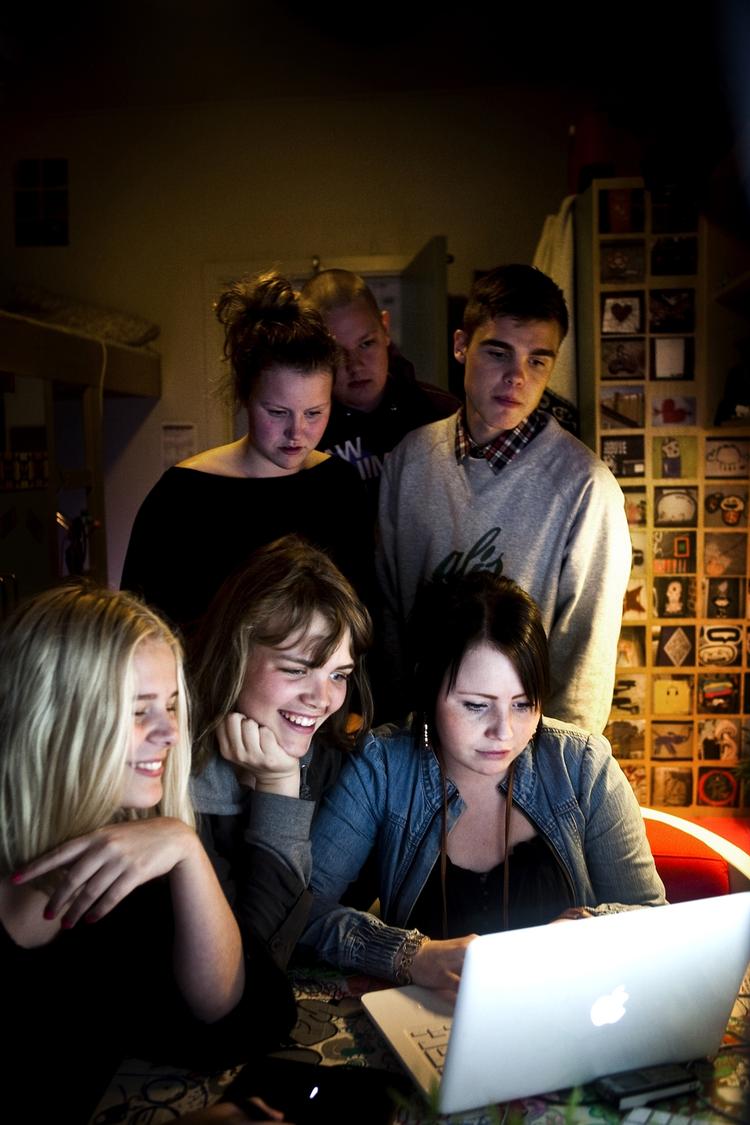 Overraskelse. De unge blander i lige så høj grad deres nyhedsforbrug mellem gamle og digitale medier som deres forældre. 