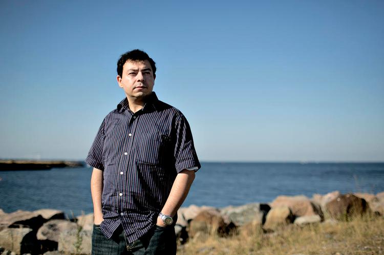 Alene. Ahmed Akkari har de seneste dage holdt sig skjult for at undgå uro. I morgen deltager han i et debatmøde på Kolding Bibliotek. 