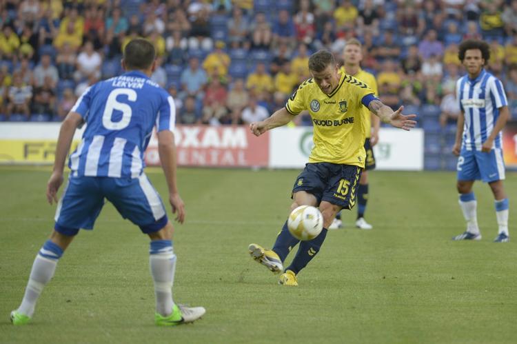 Superliga. Brøndby IFs Mikkel Thygesen imellem Esbjergs Magnus Lekven og Martin Braithwaite, søndag aften på Brøndby Stadion. 