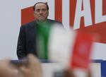 Italien. Tidligere italiensk premierminister Silvio Berlusconi talte i dag til sine tilhængere, der var mødt op foran hans hjem i Rom. 