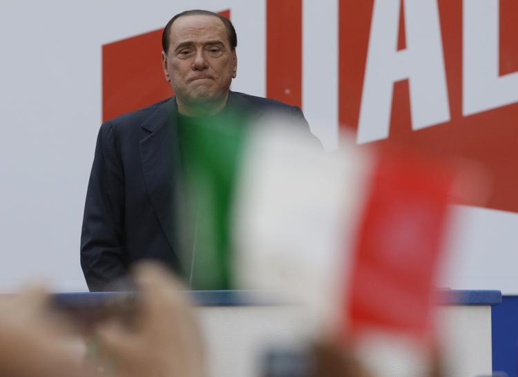 Italien. Tidligere italiensk premierminister Silvio Berlusconi talte i dag til sine tilhængere, der var mødt op foran hans hjem i Rom. 