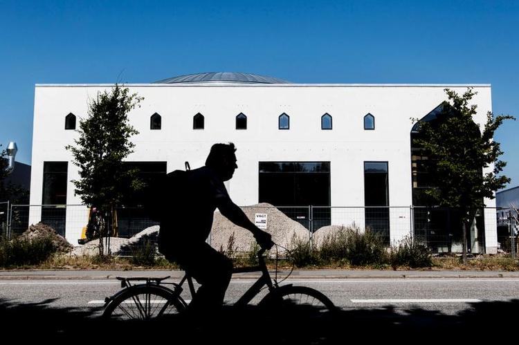 Stormoske. Moskeen i Rovsingsgade er næsten klar til brug. I næste uge ankommer minareten, et slankt tyve meter højt tårn, fra Bornholm. Minareten skal kun have en skulpturel funktion, da der ikke bliver kaldt til bøn som andre steder i verden. 