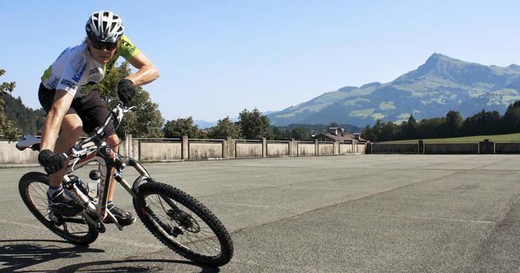 Fladland. Inden bjerget kan bestiges på mountainbike, skal rutinerne indøves på den flade parkeringsplads. 