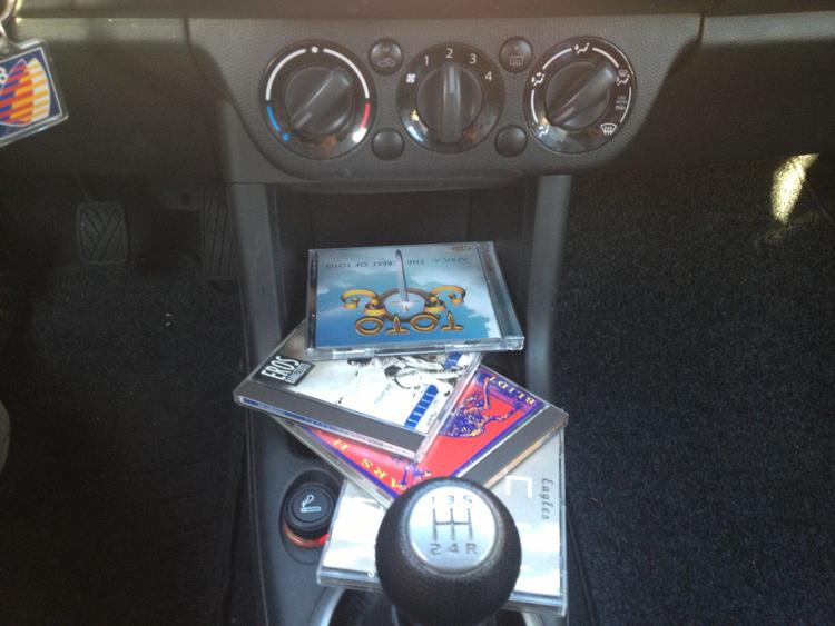 Afløsning. Cd-samlingen i bilen er snart til at smide ud. I hvert fald bliver cd-spilleren i stigende grad udfaset i nye biler. Foto: Allan Graubæk 