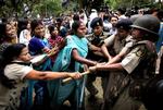 Selvbevidste. Indiske kvinder er begyndt at kræve en aktiv politiindsats mod seksuelle overgreb og har demonstreret rundt i landet siden mordet på den unge kvinde i Delhi. 