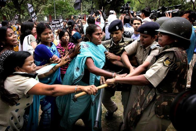 Selvbevidste. Indiske kvinder er begyndt at kræve en aktiv politiindsats mod seksuelle overgreb og har demonstreret rundt i landet siden mordet på den unge kvinde i Delhi. 