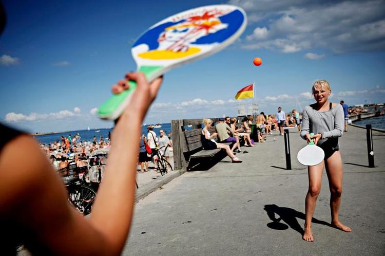 netværk. 12-årige Alma Schmidt (th) og Fiona Thordal Hauge bruger det sociale netværk Instagram flere gange dagligt. Her kan de følge med i, hvad vennerne har lavet på stranden, men også mere uhyggelige ting. 