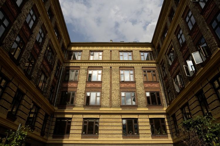 Ejerlejlighedspriserne i hovedstadsområdet er steget med hele 18 procent i det seneste år - for andelsboligerne er prisstigningerne på mere beskedne fem procent. 