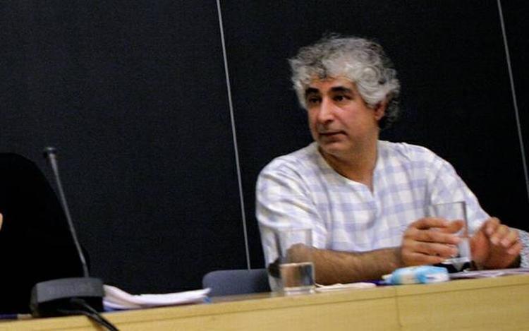 Indvandrer. Adil Erdem er forfatter til et større antal bøger om integrations- og flygtningeproblemer, især for unge. 